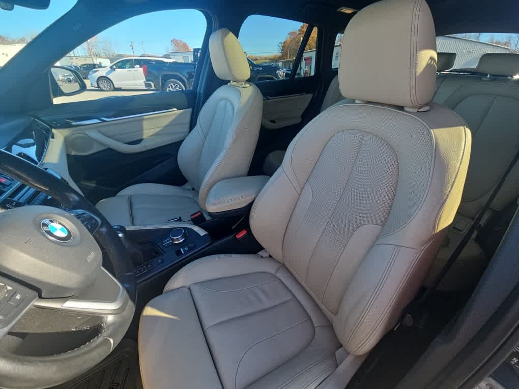 Used 2018 Blue BMW xDrive28i image 4
