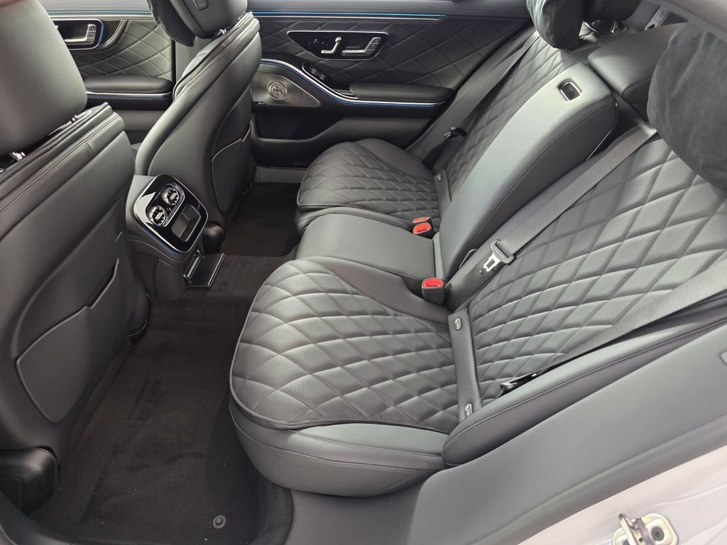New 2027 MANUFAKTUR Moonlight White Metallic Mercedes-Benz S 580 image 28