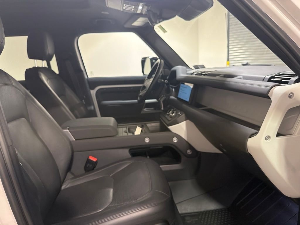 Used 2023 White Land Rover SE image 25
