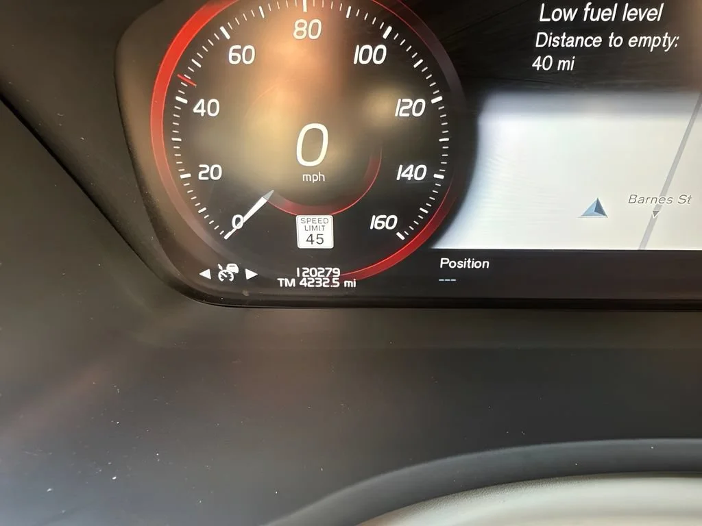 Used 2018  Volvo Momentum image 25
