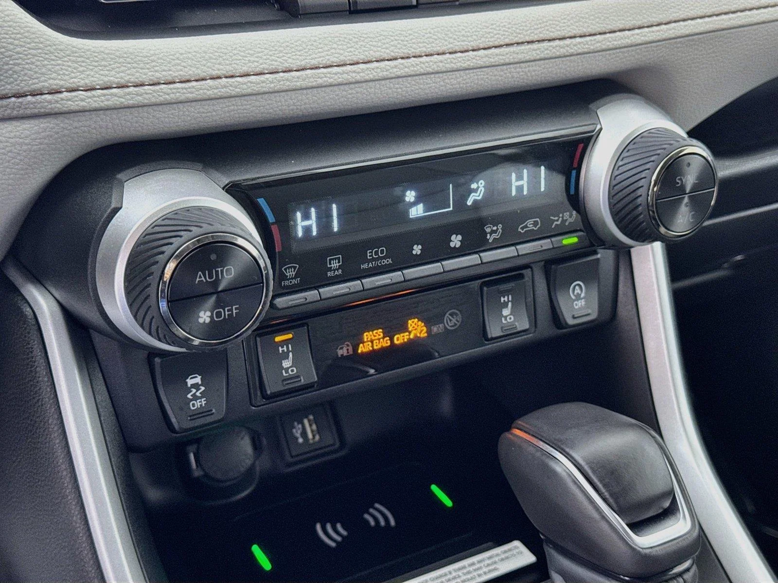 Used 2025 Wind Chill Pearl Toyota XLE Premium image 16