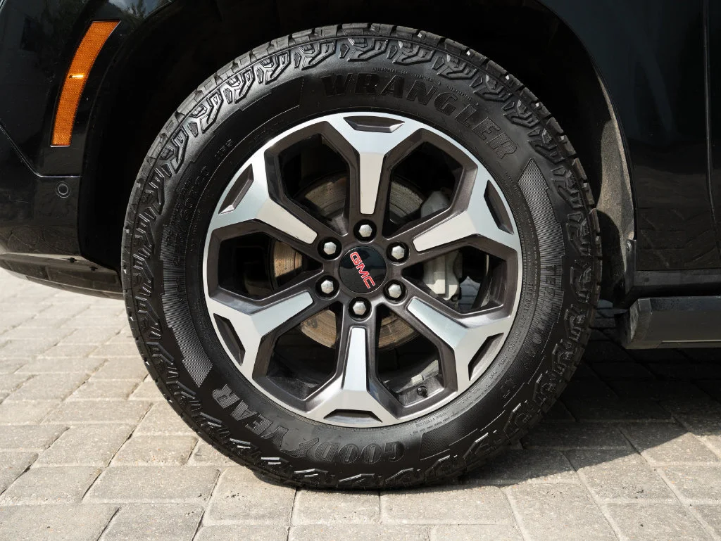 Used 2025 Onyx Black GMC AT4 Ultimate image 13