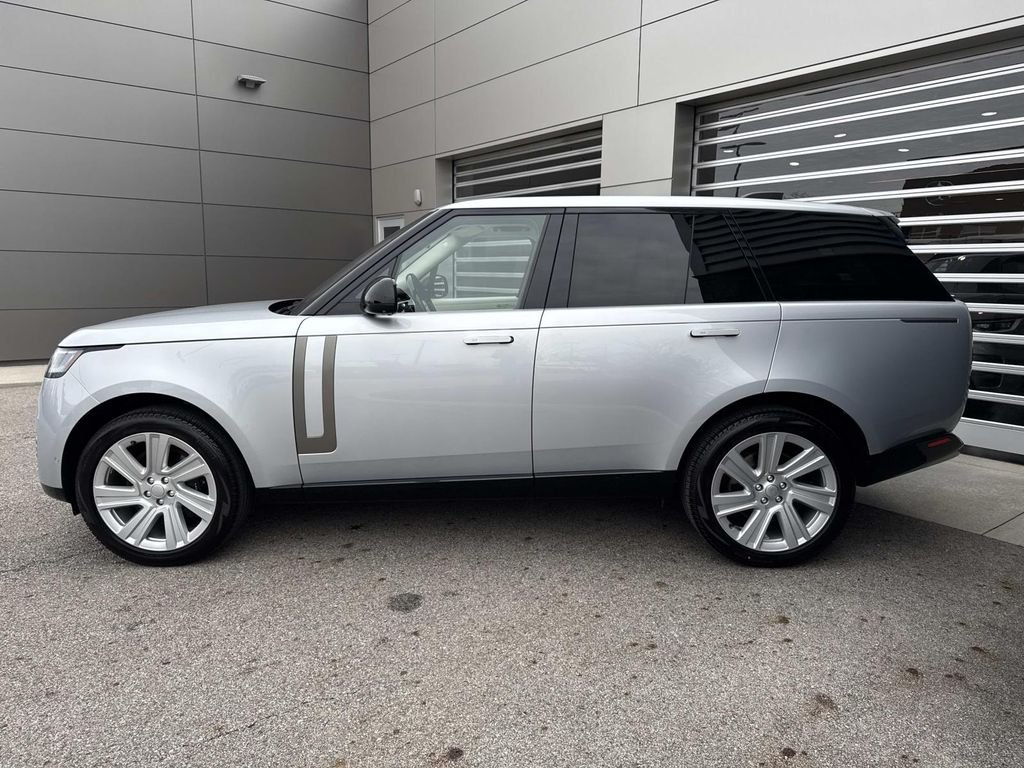 Certified Used 2023 Hakuba Silver Metallic Land Rover SE image 4