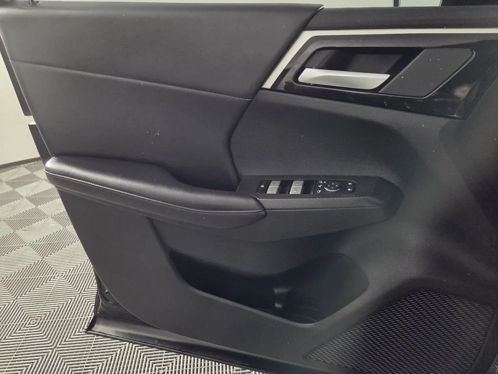 Used 2023 Black Mitsubishi SE Black Edition image 19