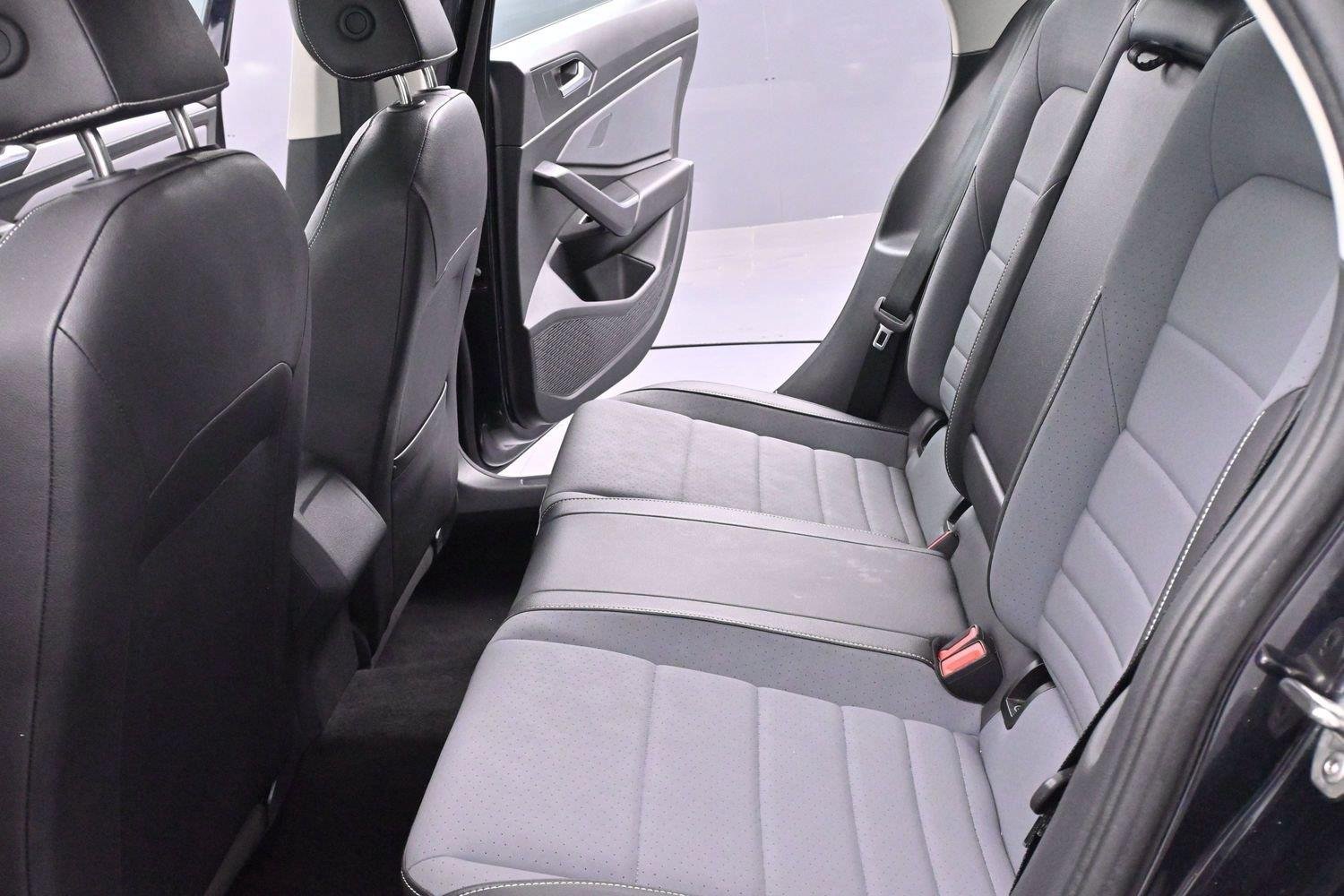 Used 2025 Deep Black Pearl Volkswagen SE image 28