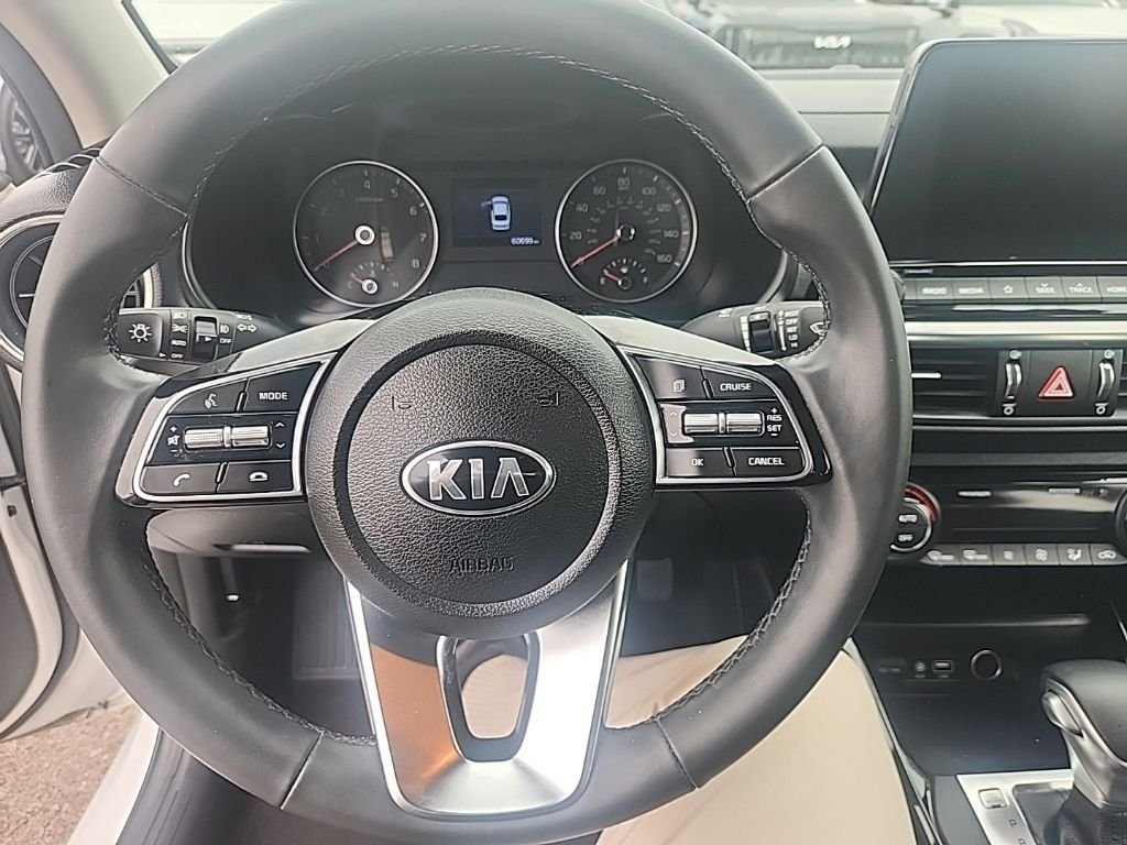 Used 2019 White Kia S image 21