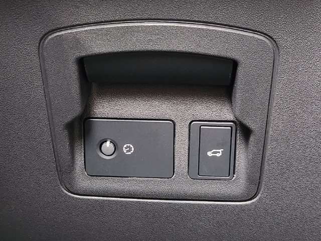 Certified Used 2026 White Land Rover Dynamic SE image 21