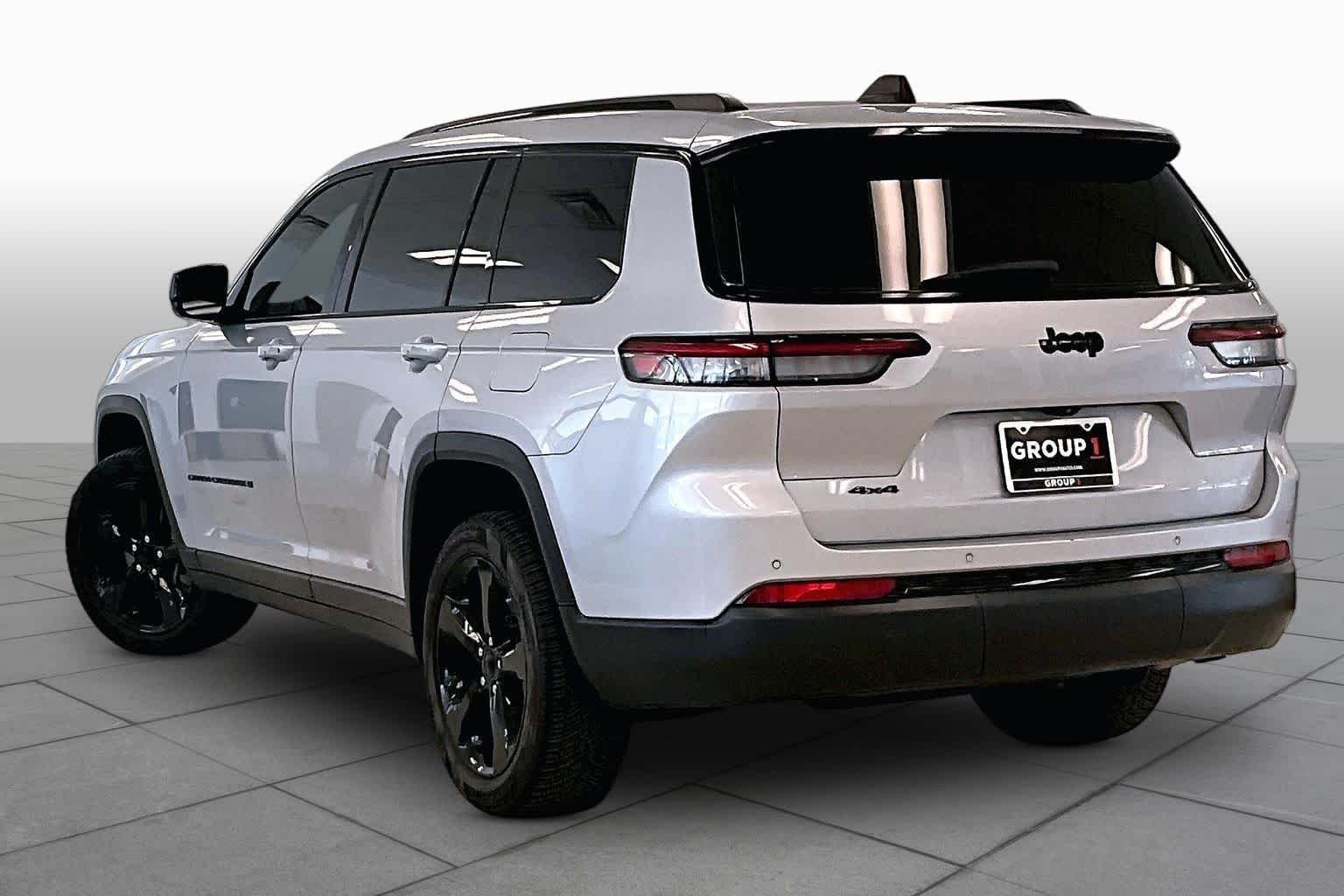 Used 2023 Silver Zynith Jeep Laredo image 11