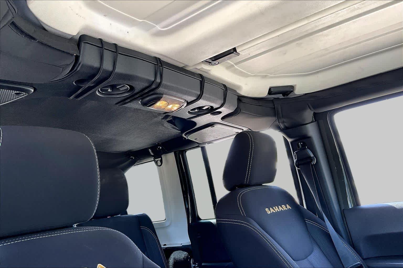 Used 2015 Tank Clearcoat Jeep Sahara image 13
