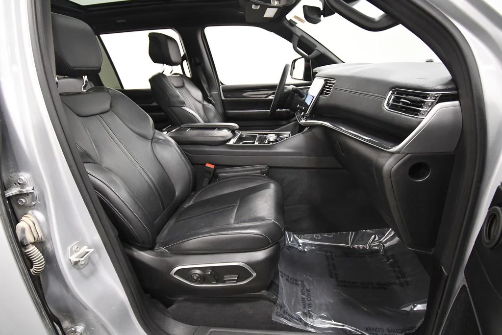 Used 2024 Silver Jeep Base image 19
