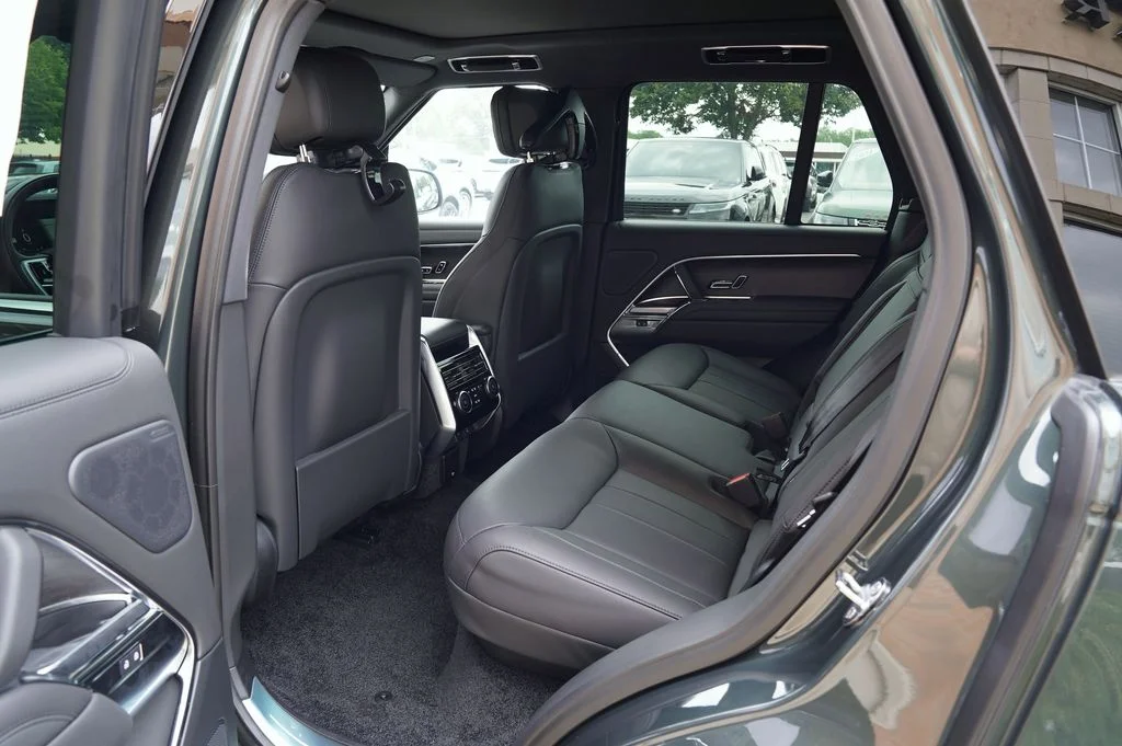 New 2026 Belgravia Green Land Rover SE image 32