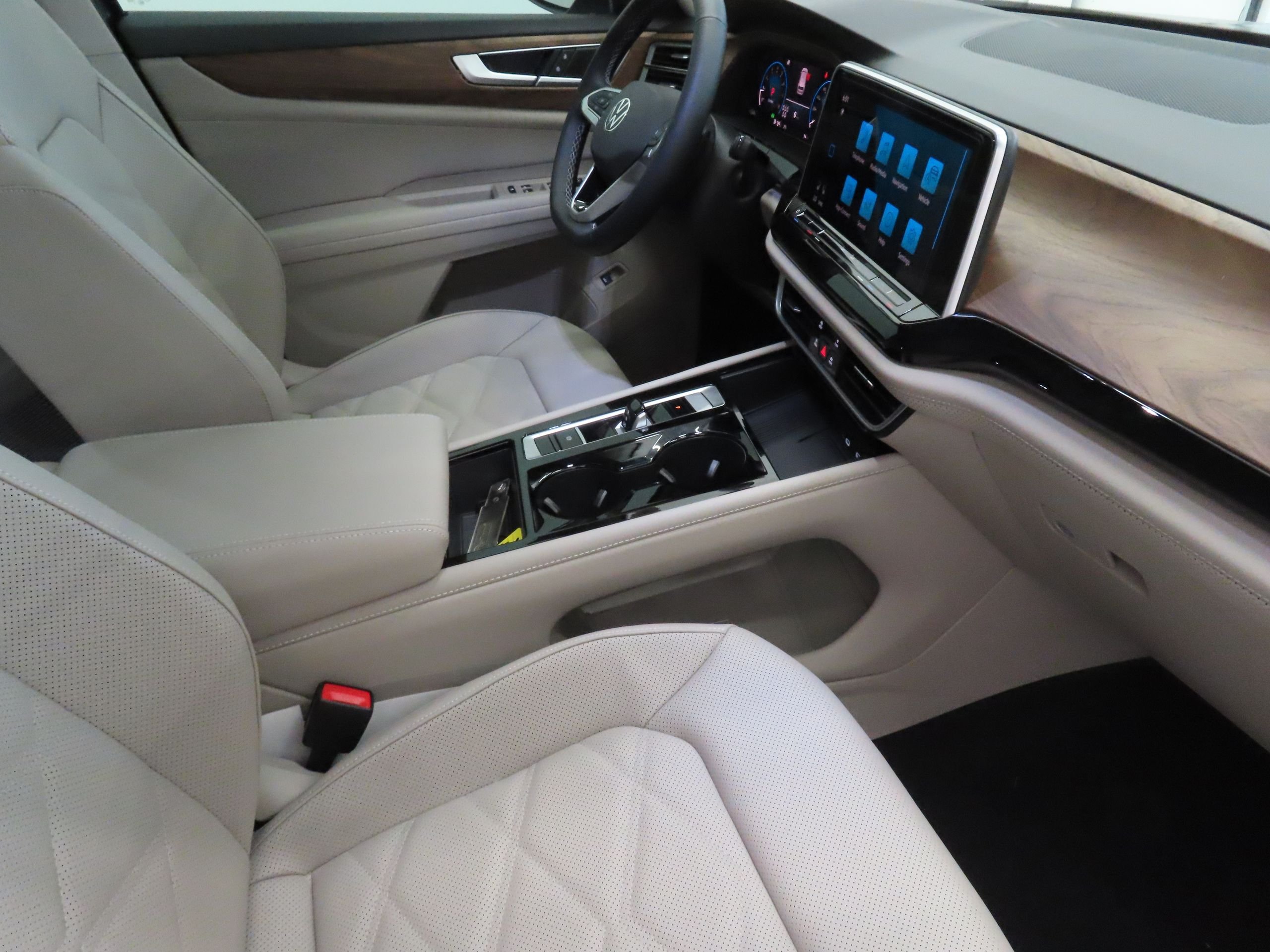 New 2026 Black Volkswagen 2.0T SE w/Technology image 24