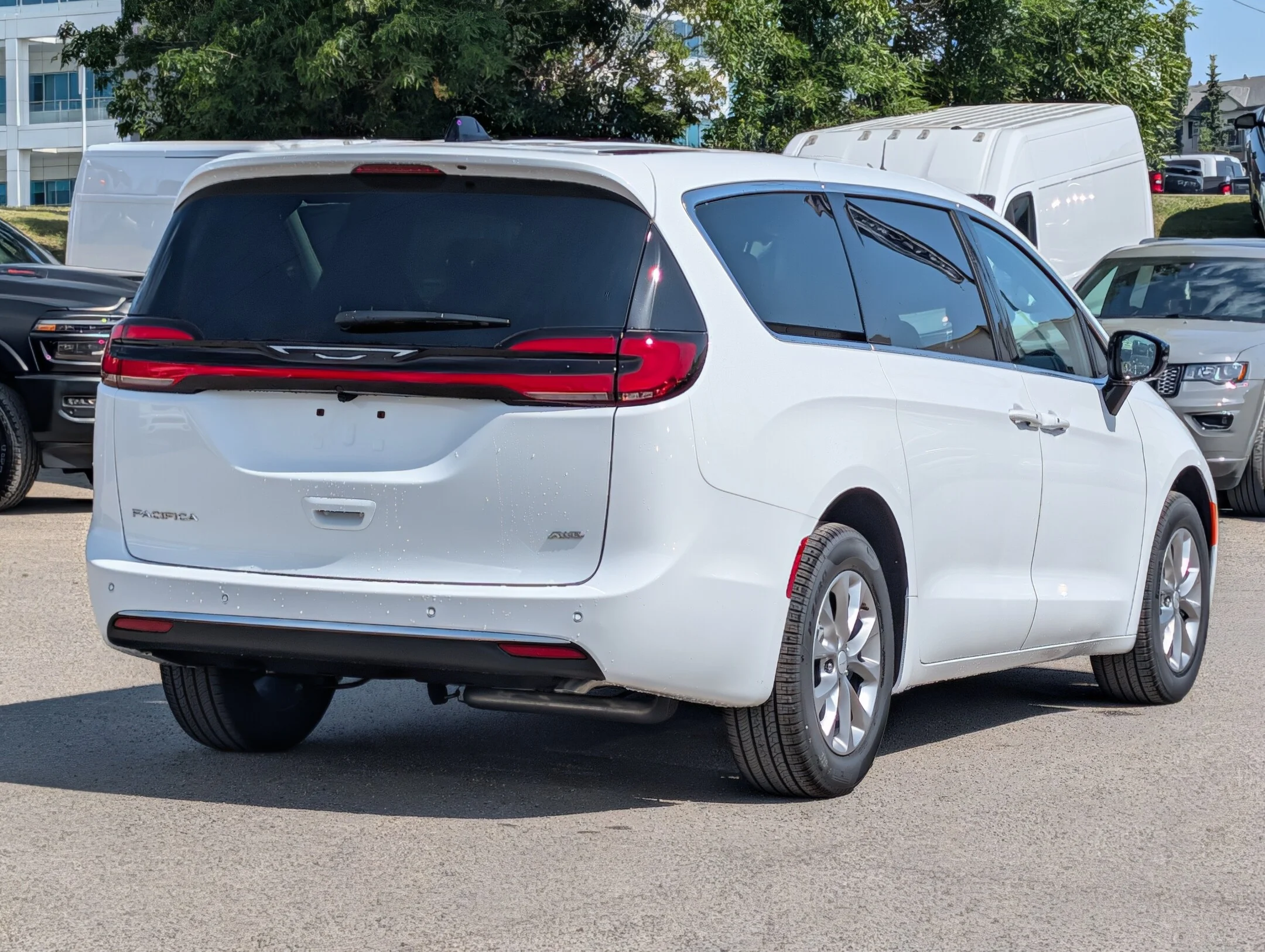 New 2027 White Chrysler Select - - AWD - Adaptive Cruise Control - Blind Spot Monitor & More! image 8