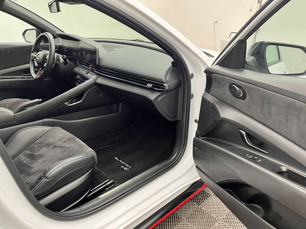 Used 2022 White Hyundai Base image 31