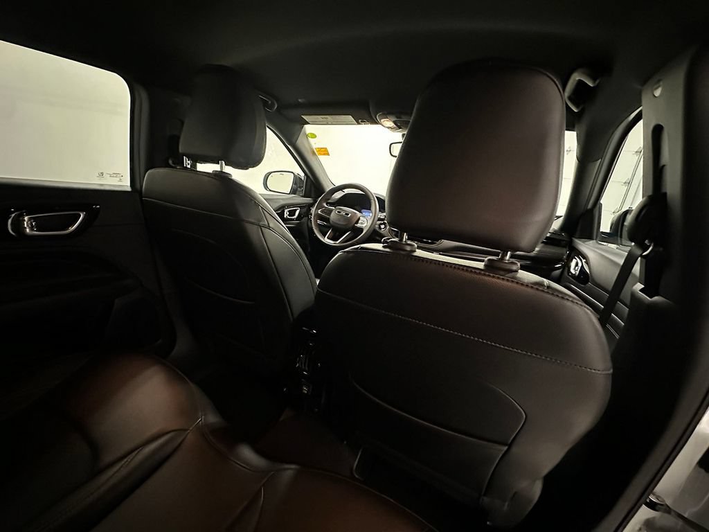 Used 2023  Jeep Altitude image 24