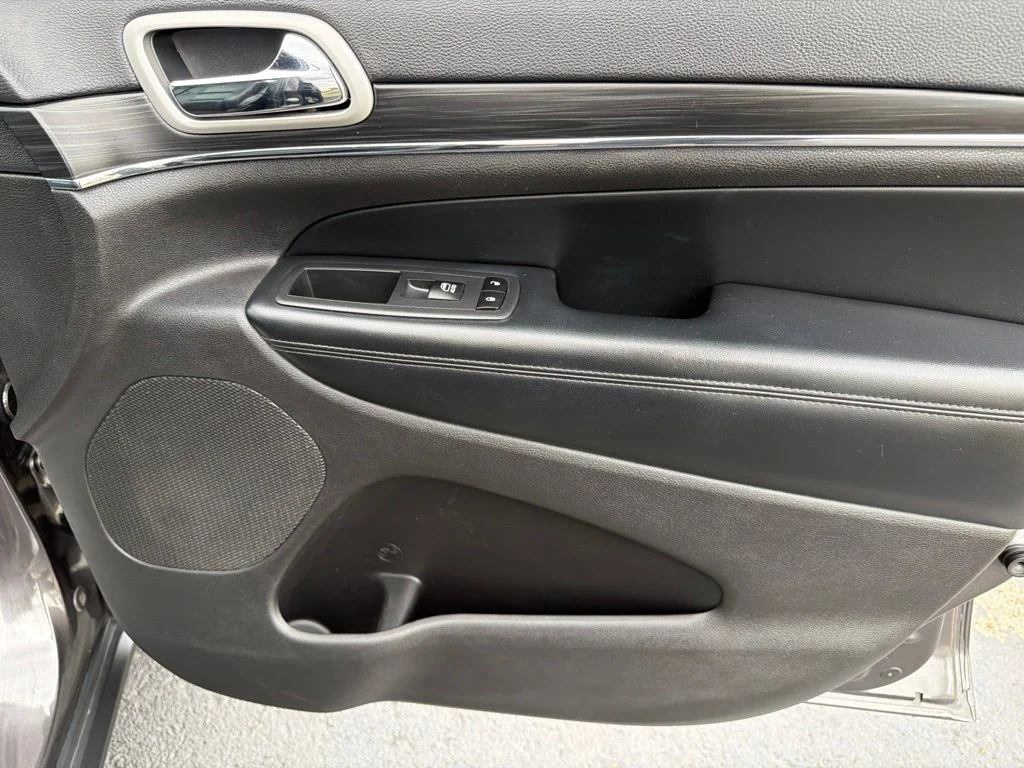 Used 2020 Gray Jeep Limited image 15