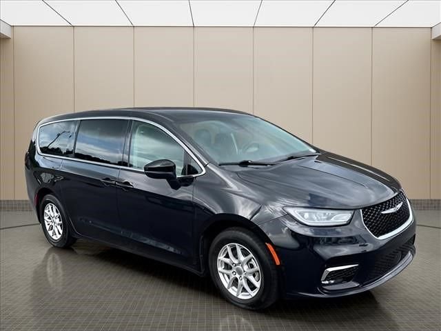 Used 2023 Black Chrysler Touring L image 2