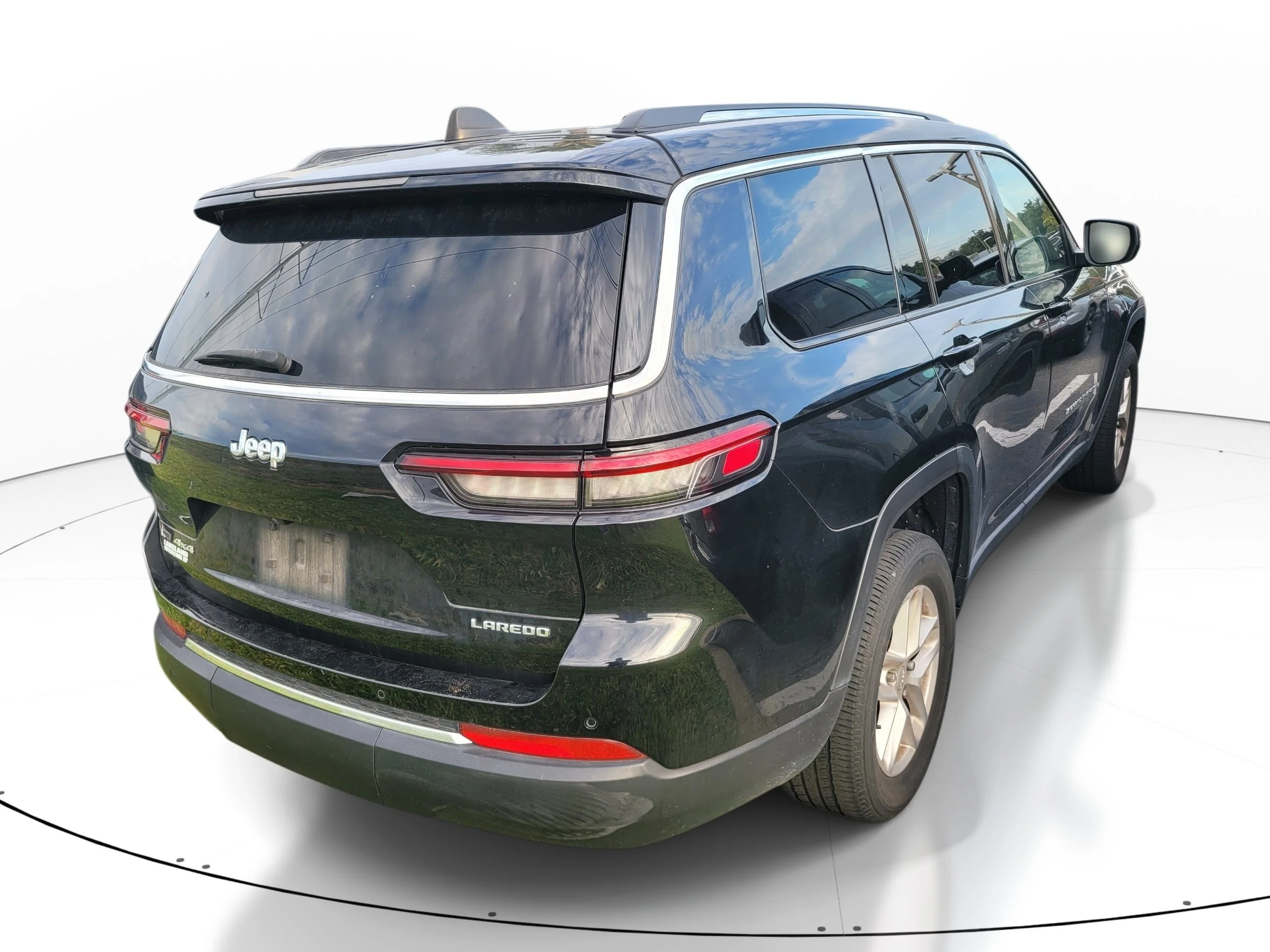 Used 2023 Diamond Black Crystal Pearlcoat Jeep Laredo image 4