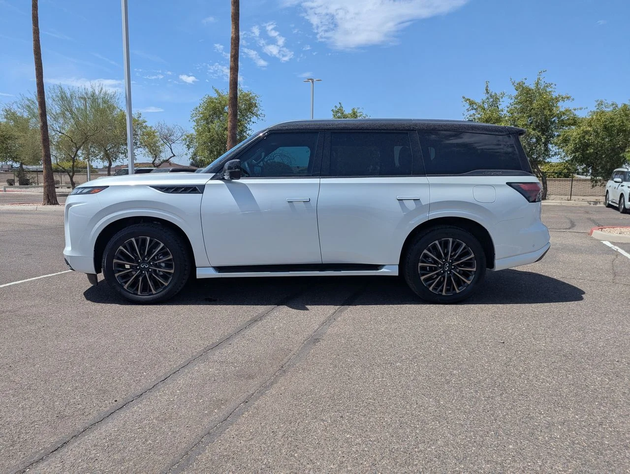 New 2027 2T RADIANT WHIT INFINITI Autograph 4WD image 2