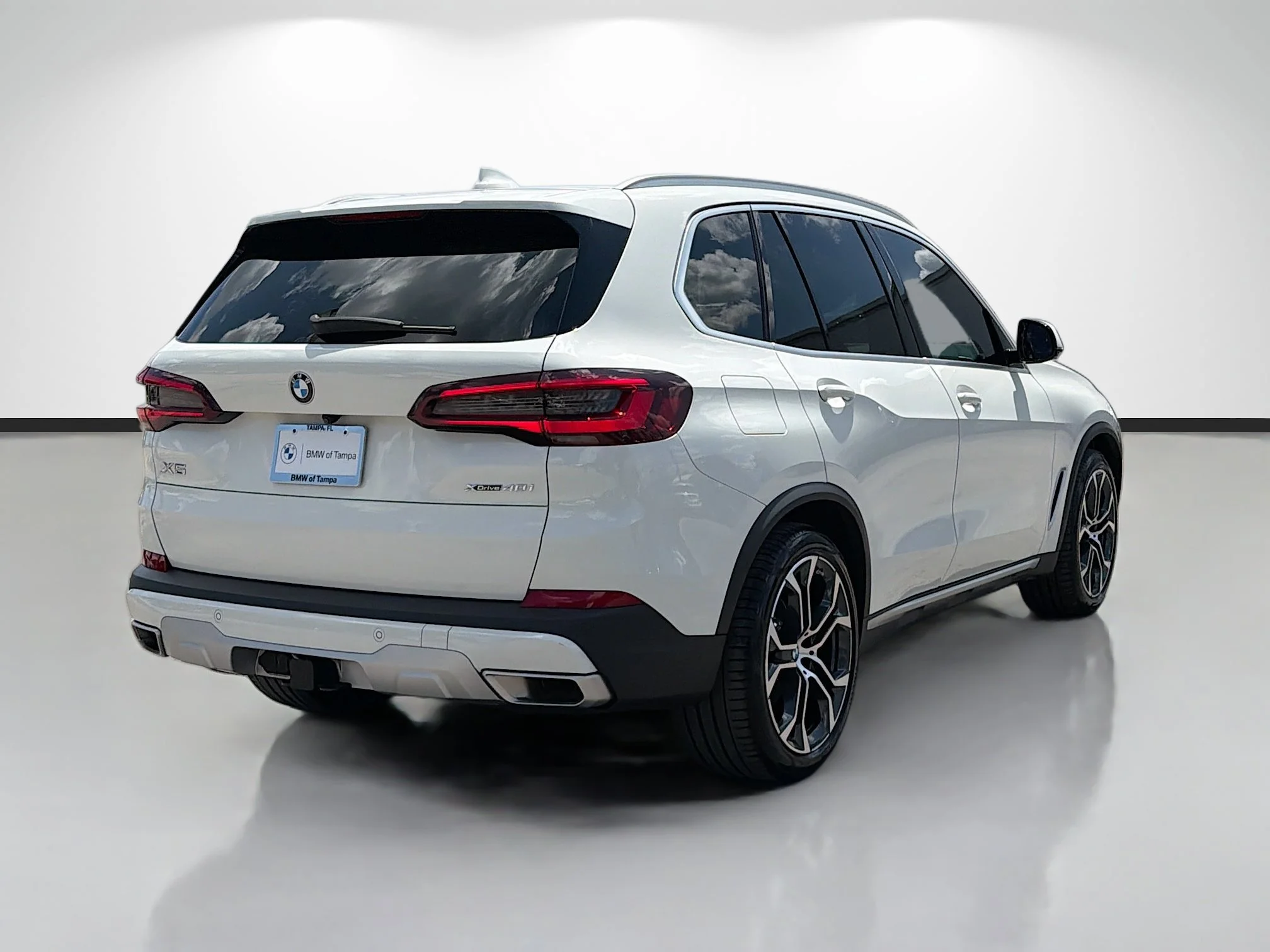 Used 2023 Alpine White BMW xDrive40i image 3