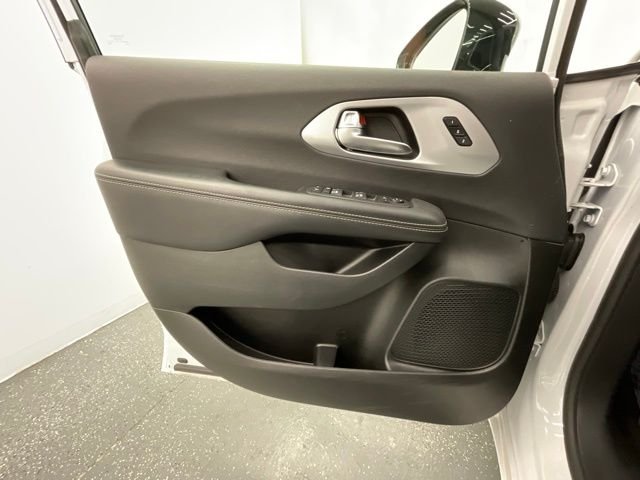 Used 2025 White Chrysler Limited image 9