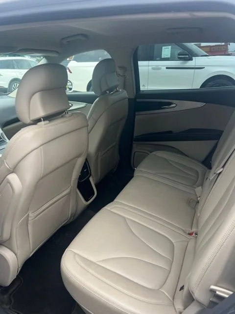 Used 2018 White Lincoln Premiere image 4