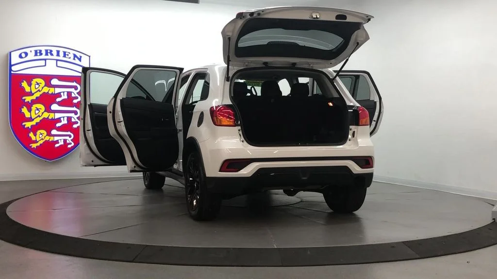 Used 2019 Pearl White Mitsubishi  image 8