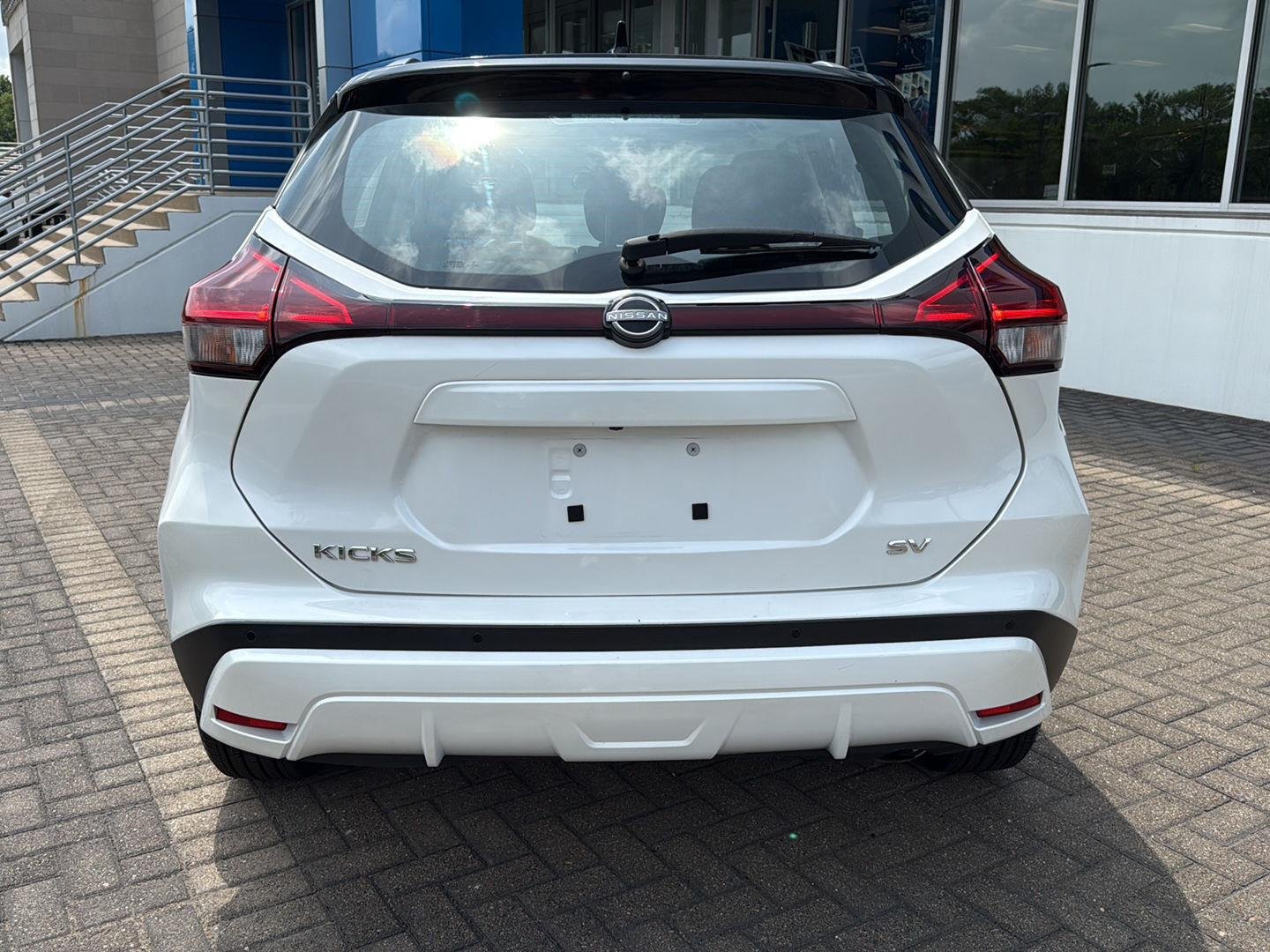 Used 2023 Aspen White Tricoat/Super Black Nissan SV image 4