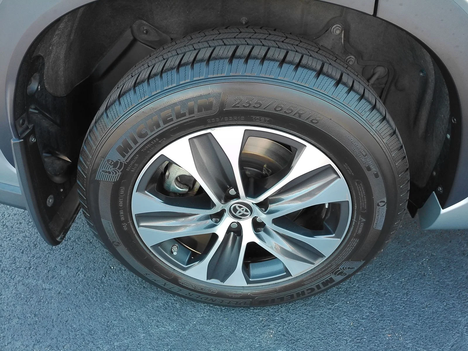Used 2020 Silver Toyota XLE image 30