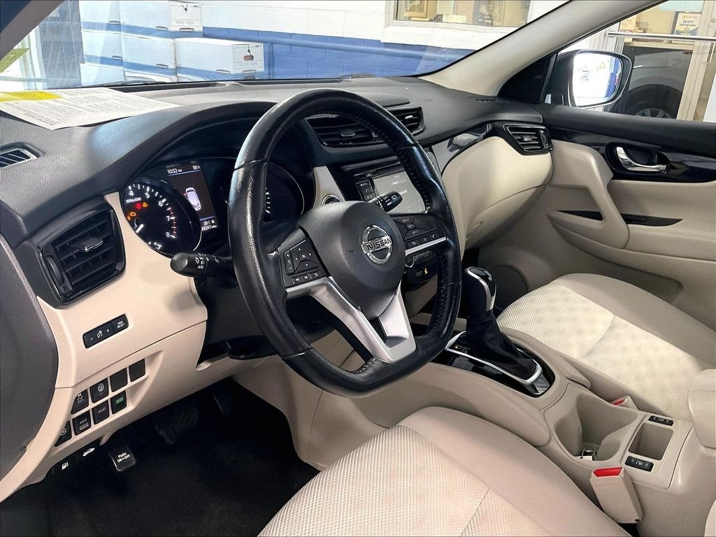 Used 2022 White Nissan SV image 8