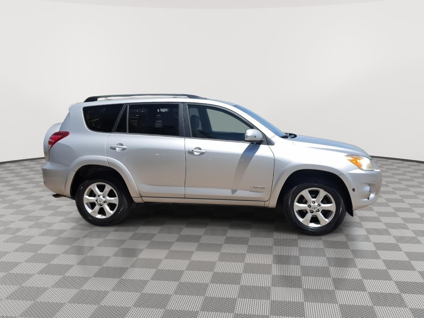 Used 2012 Classic Silver Metallic Toyota Limited image 43