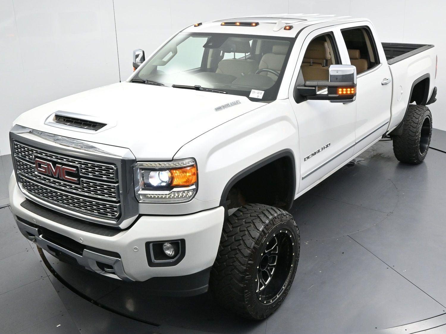 Used 2019 White Frost Tricoat GMC Denali image 39
