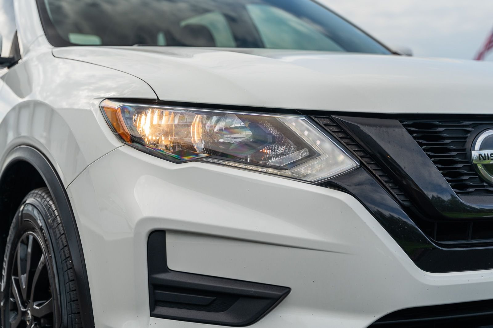Used 2018 Glacier White Nissan SV image 10