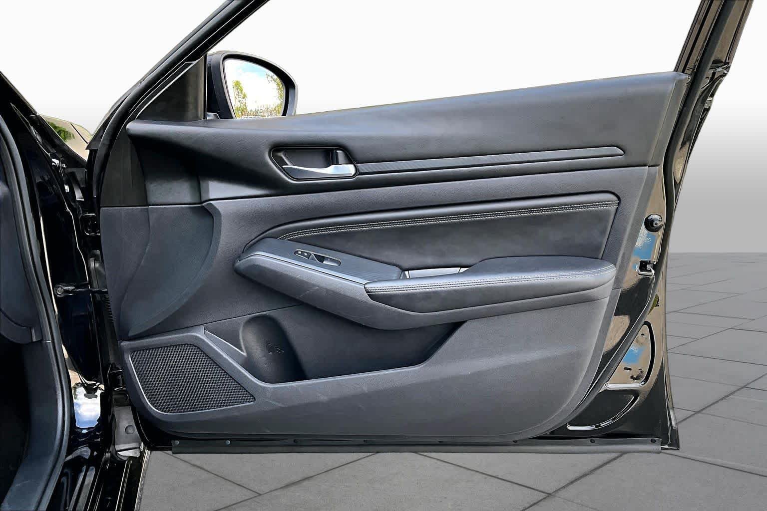 Used 2019 Super Black Nissan 2.5 S image 22