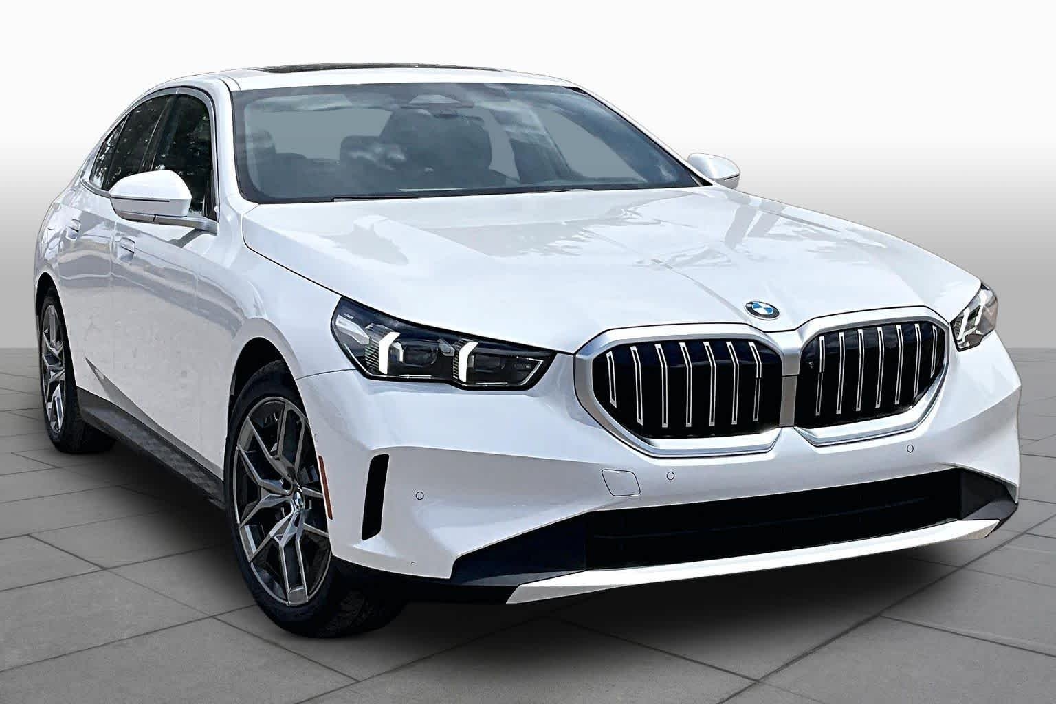 New 2026 Mineral White Metallic BMW 530i xDrive image 2