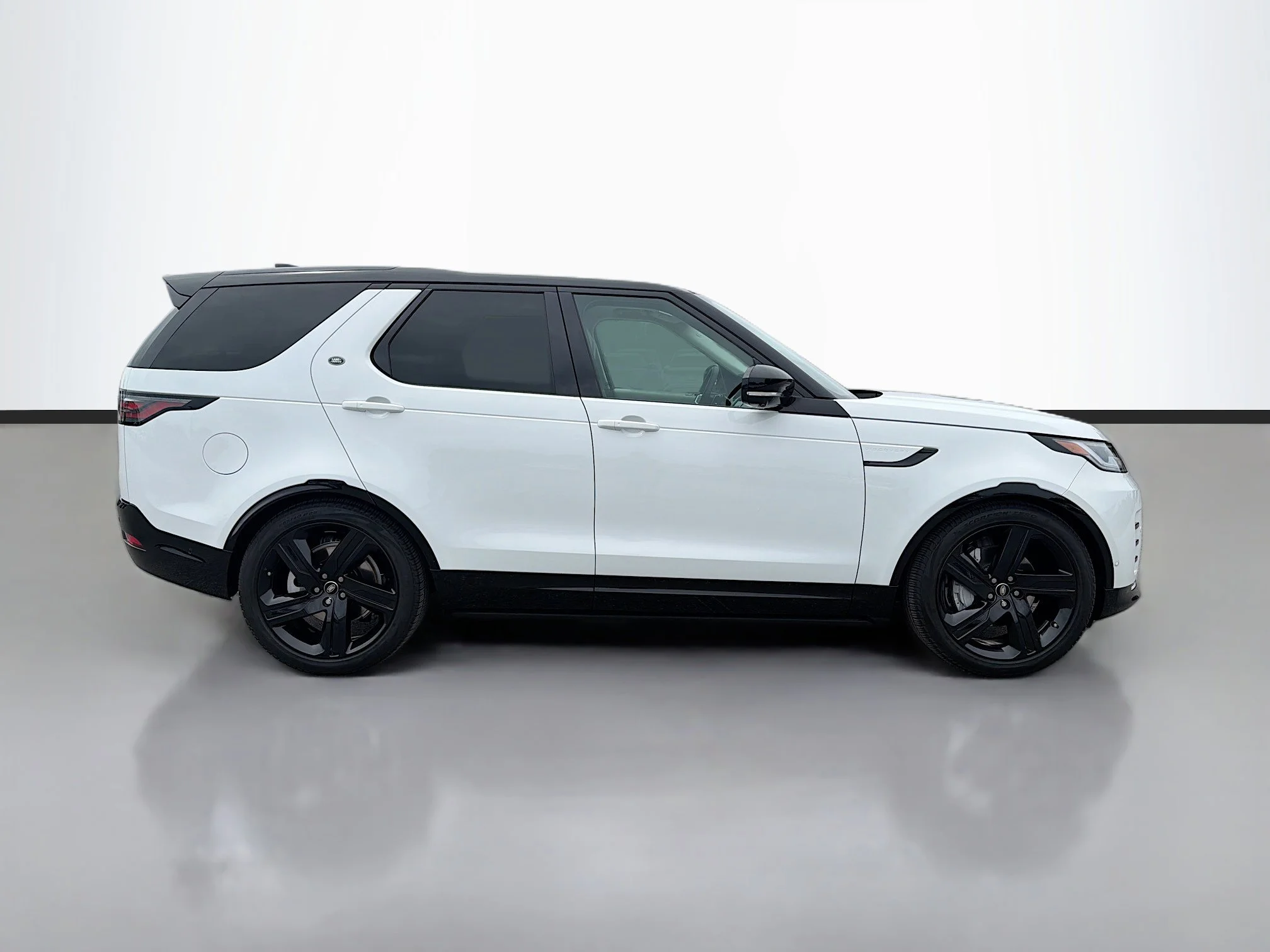 Certified Used 2025 Fuji White Land Rover Dynamic SE image 6