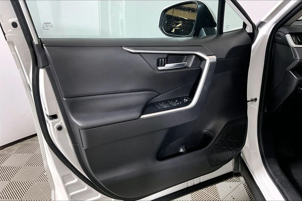 Used 2020 White Toyota XLE Premium image 18