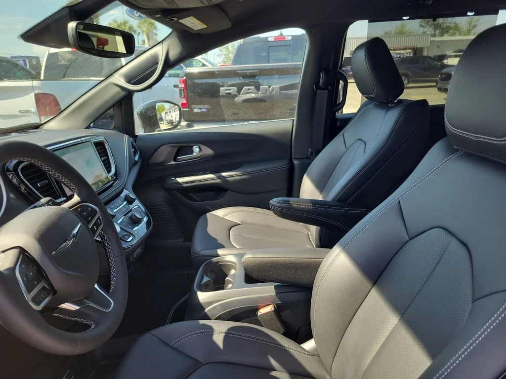 New 2025 Bright White Clear-Coat Exterior Paint Chrysler Select image 9