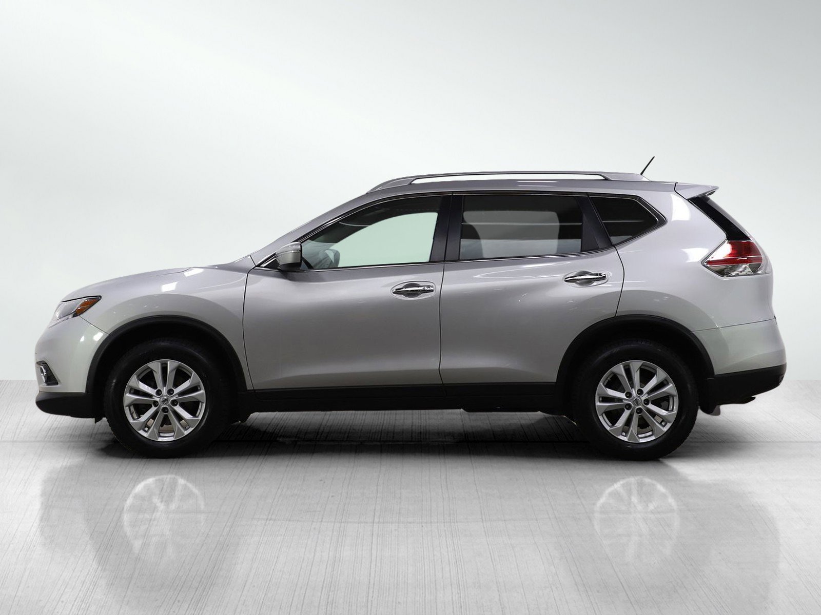 Used 2014 Nissan Rogue SV with VIN 5N1AT2MV3EC847707 for sale in South Saint Paul, Minnesota