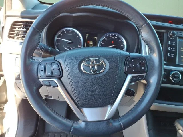 Used 2017 Silver Toyota XLE image 19