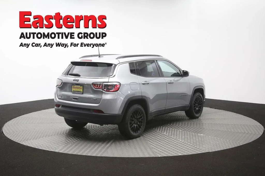 Used 2022 Silver Jeep Latitude image 39