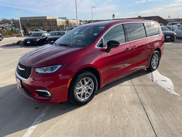 2026 Chrysler Pacifica Select's photo