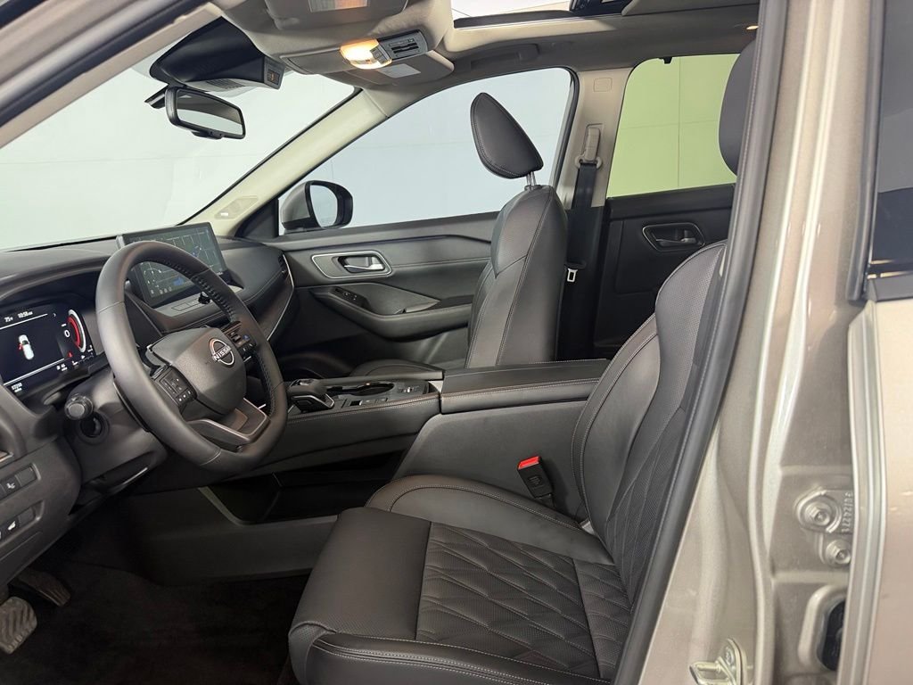 Used 2025 Gold Nissan Platinum image 23