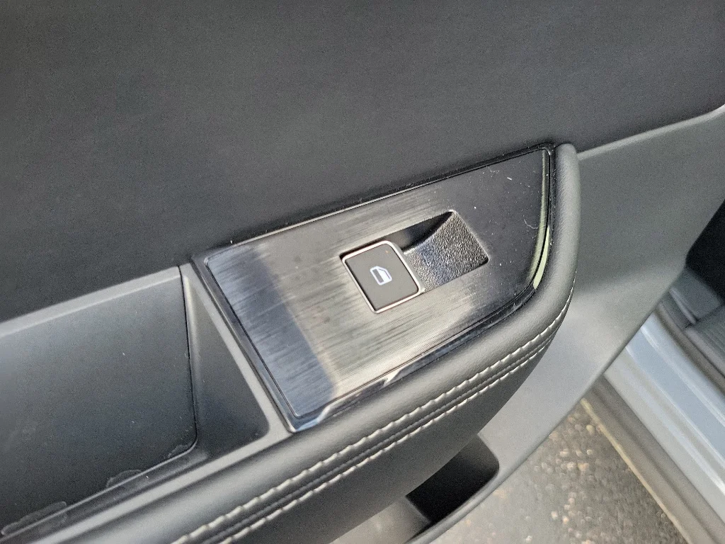 Used 2025 Boulder Gray Pearl Nissan SL image 15