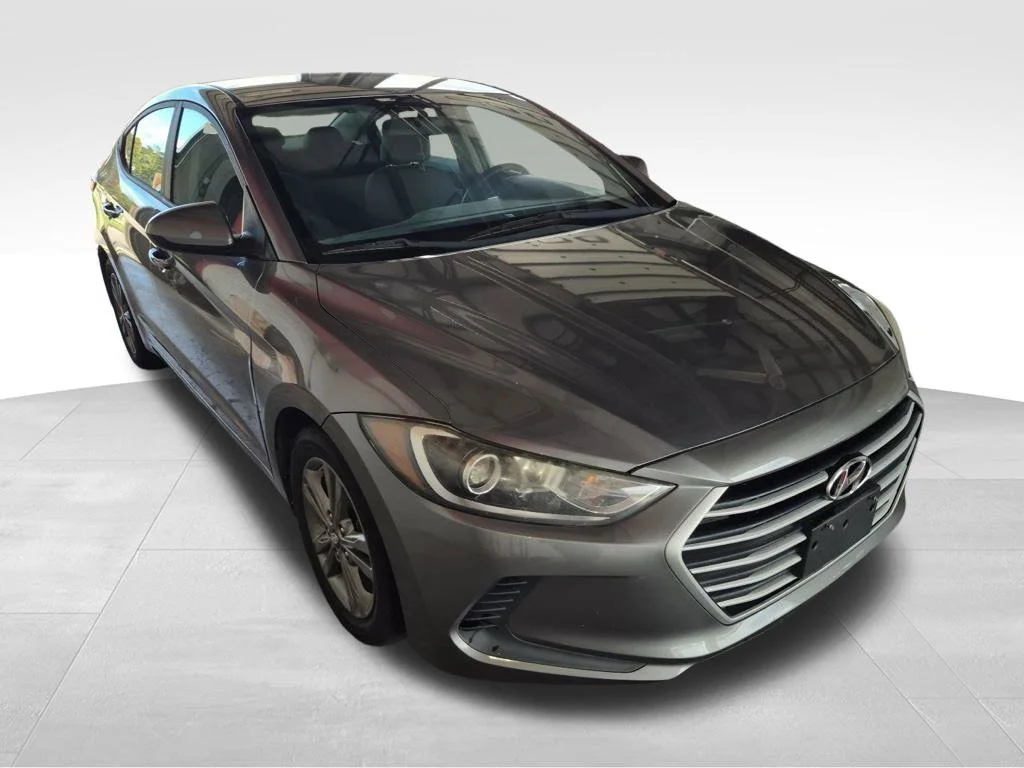 Used 2018 Gray Hyundai SE image 5