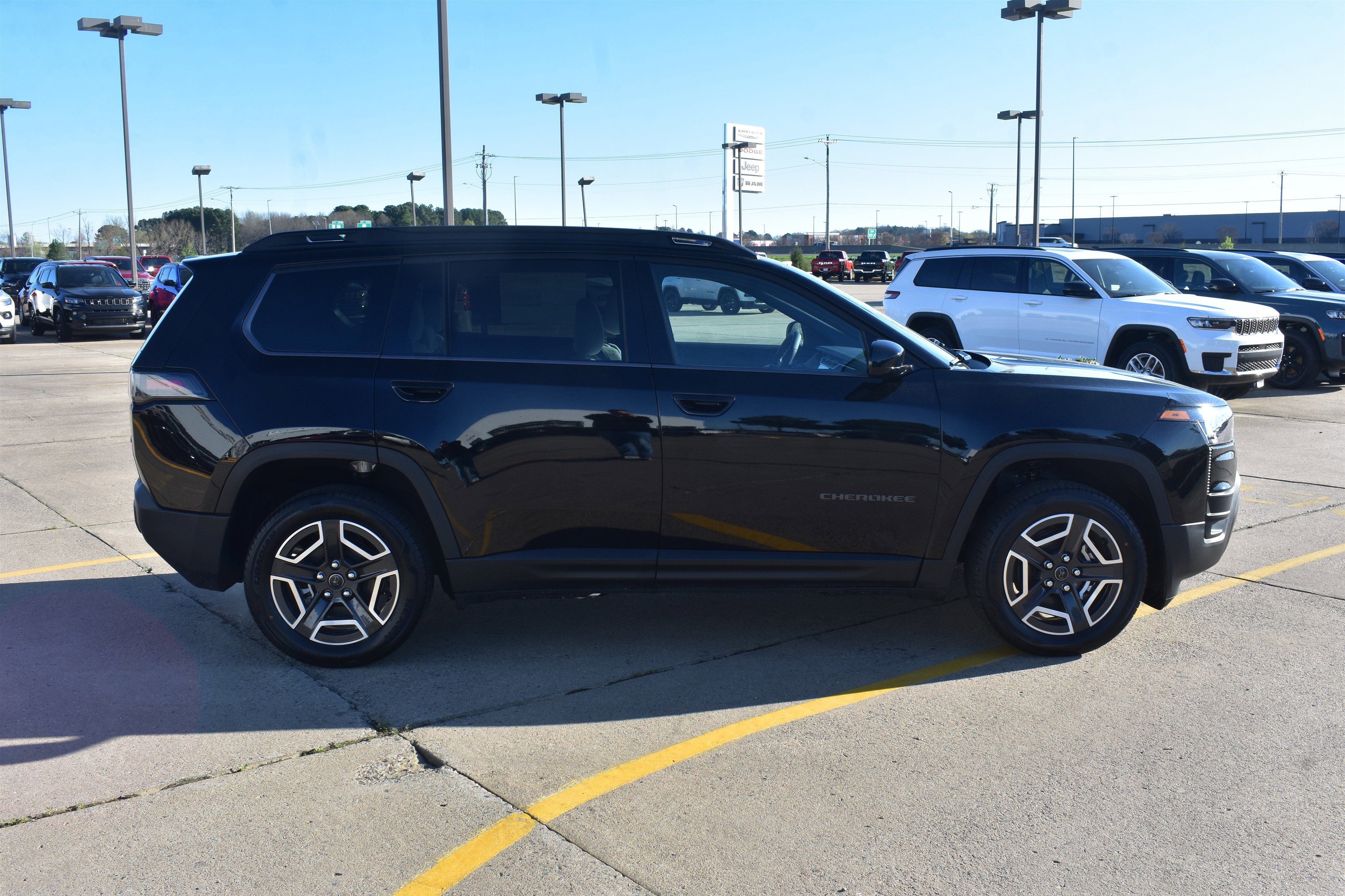 New 2026 Diamond Black Crystal Pearl-Coat Exterior Paint Jeep Laredo image 4
