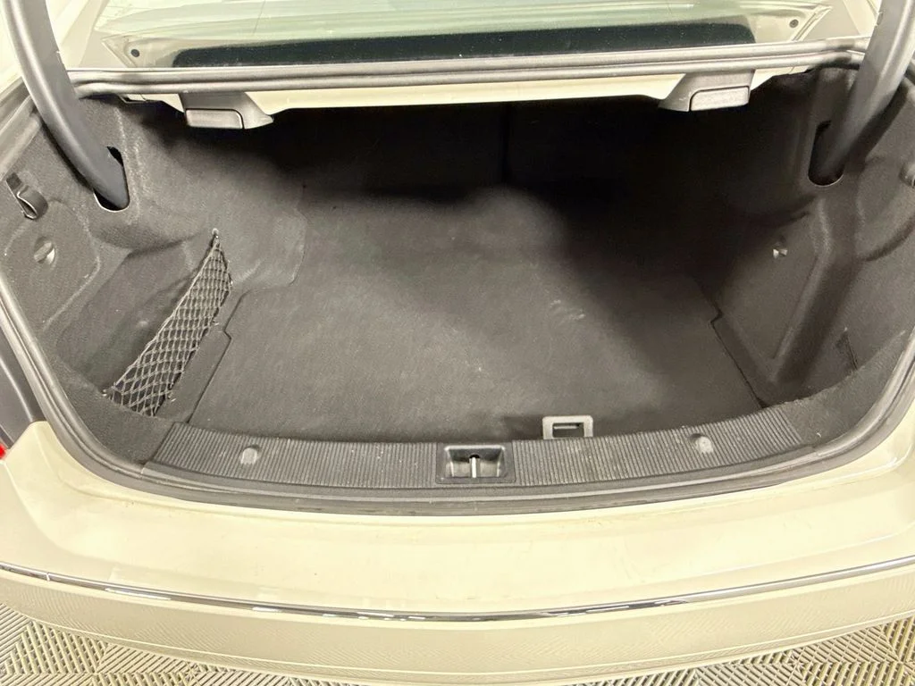 Used 2010  Mercedes-Benz E 350 image 27