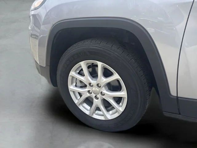 Used 2018 Silver Jeep Latitude image 21