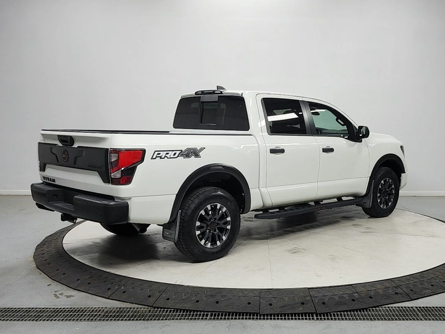 Used 2023 White Nissan PRO-4X image 7