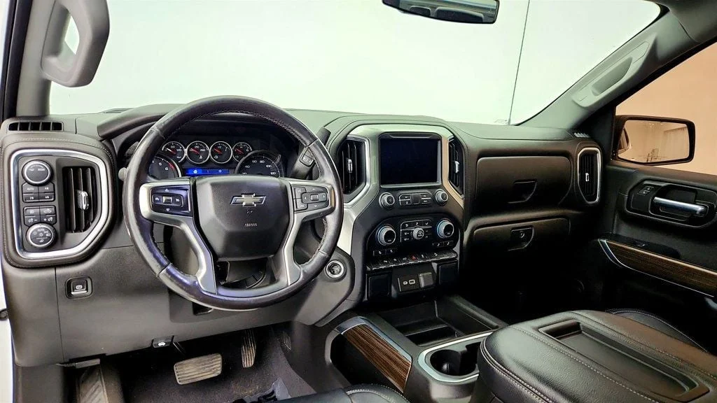 Used 2022 Iridescent Pearl Tricoat Chevrolet 4WD Crew Cab 147